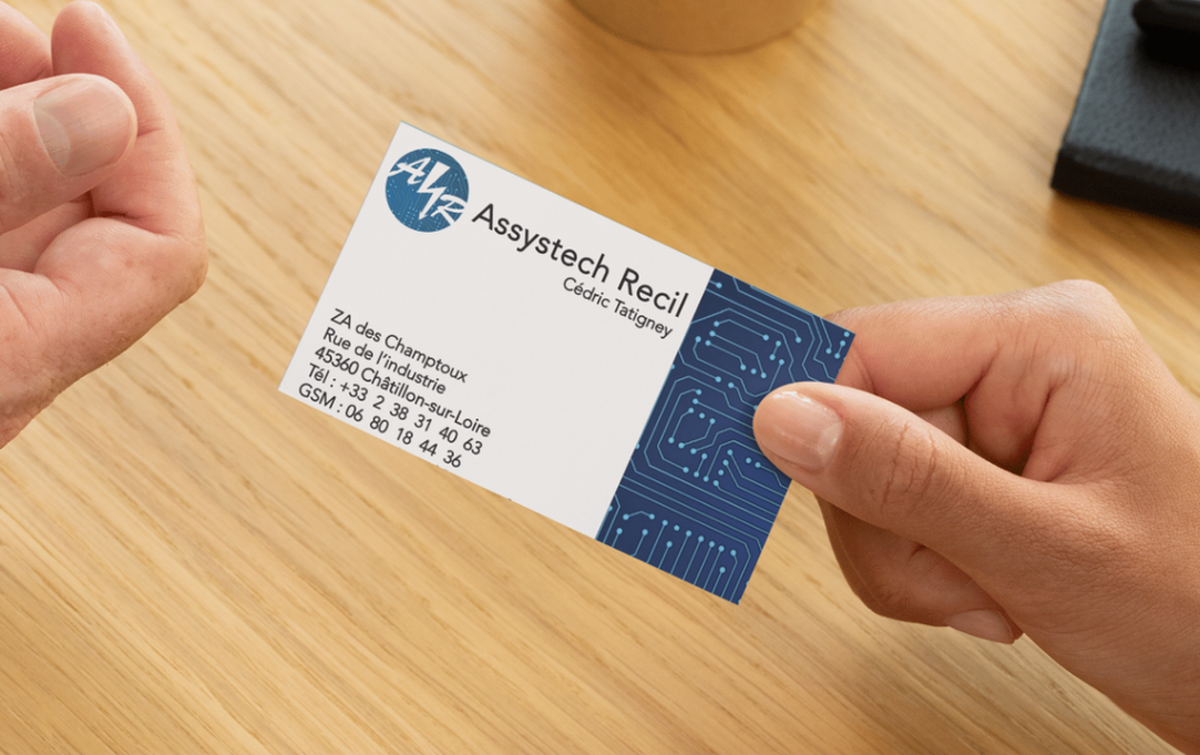 Carte de visite Assytech Recil tenue entre deux mains